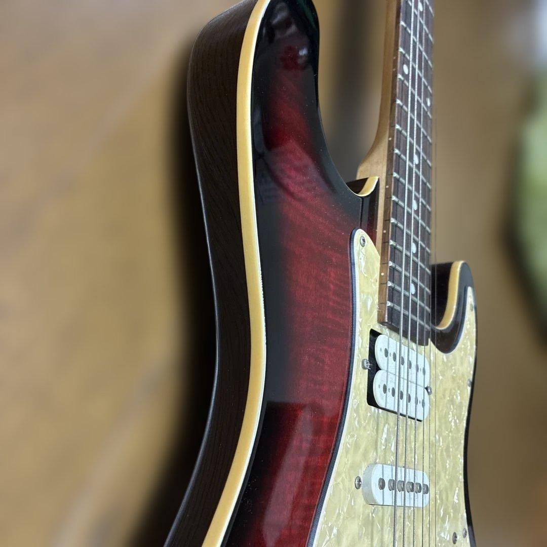 《メイビス》エレキギター　ピック入り付き　動作確認済み