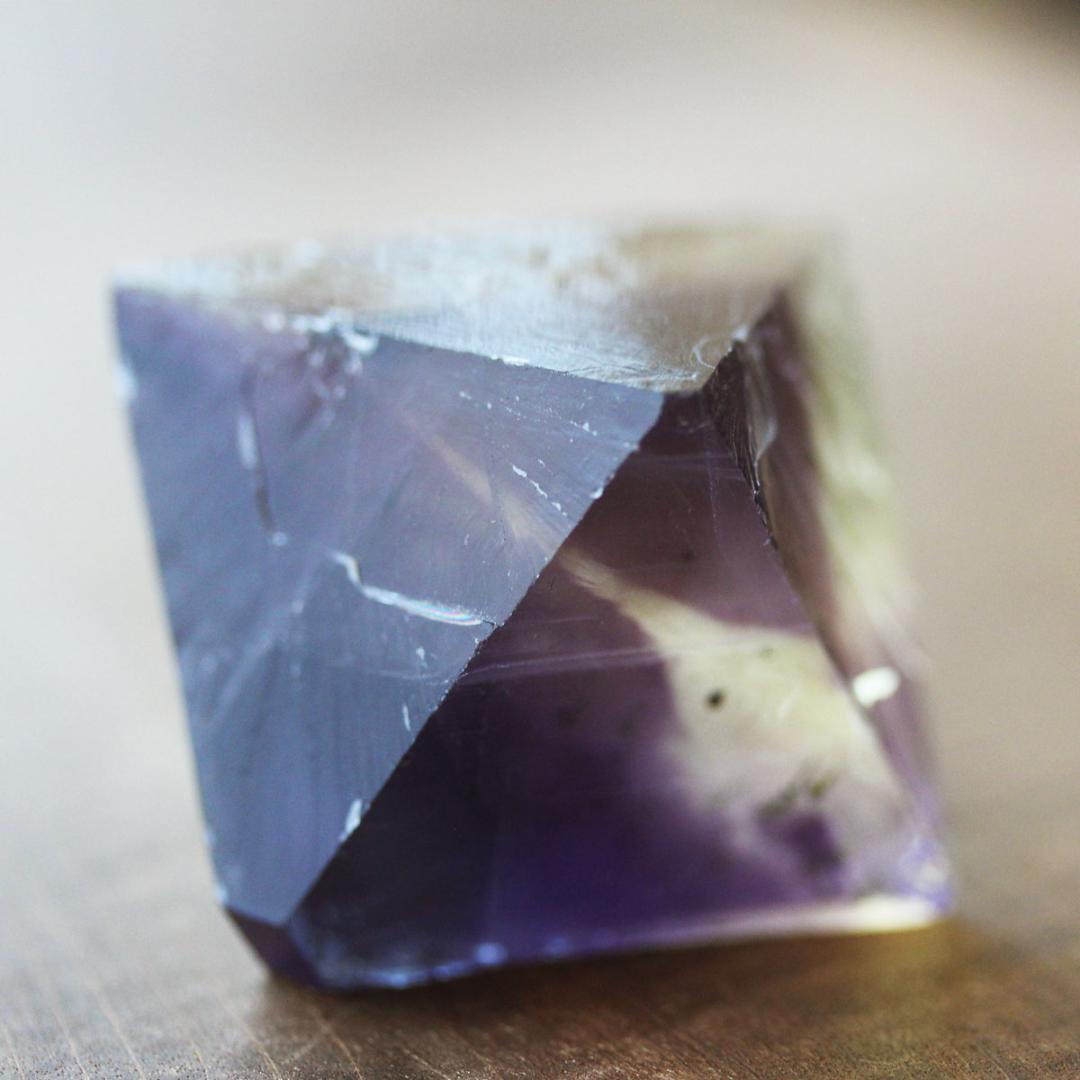 超特大108 g イリノイ産 バイカラーフローライト 蛍石 八面体 原石 鉱物