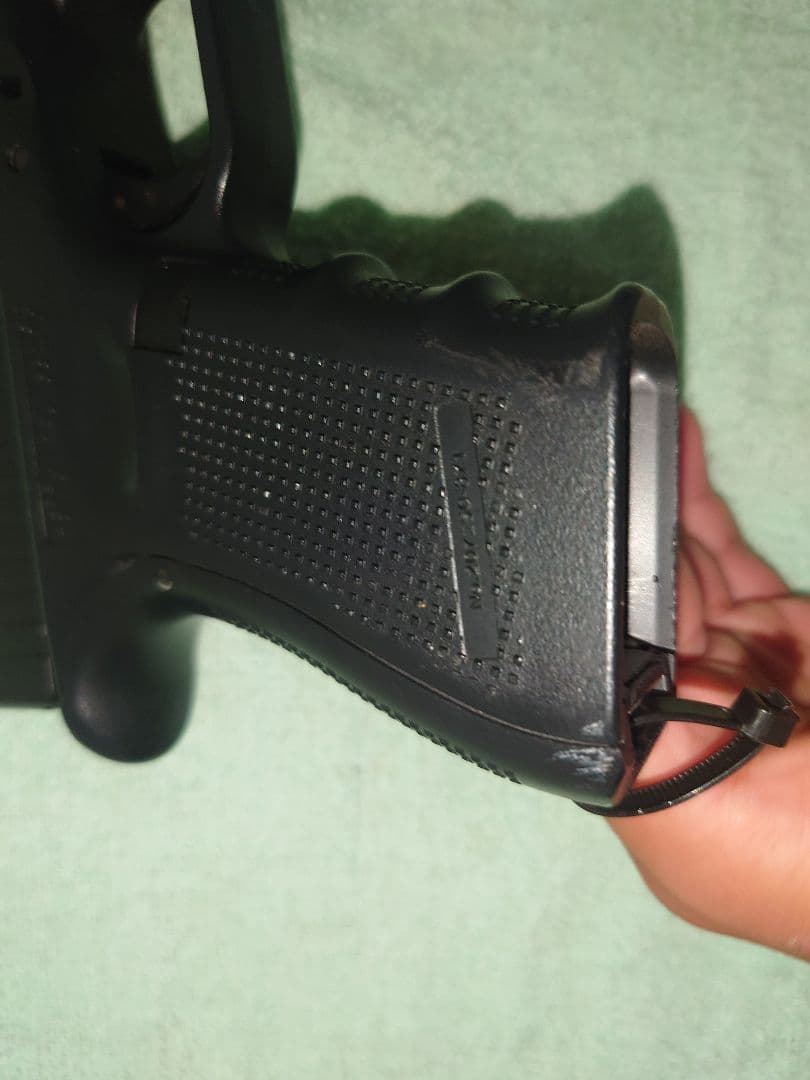 グロック19gen4ケース付きホルスター、マガジン4本付き