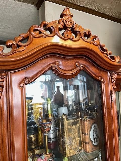 バロックスタイル 木製キャビネット ガラス扉付き