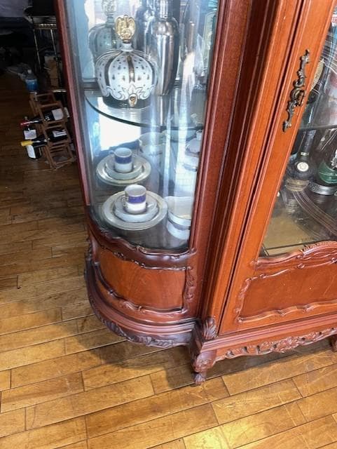 バロックスタイル 木製キャビネット ガラス扉付き