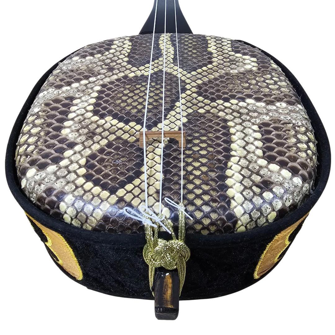 沖縄三線 蛇皮 ハードケース付 付属品多数 胴巻き 刺繍 入門セット