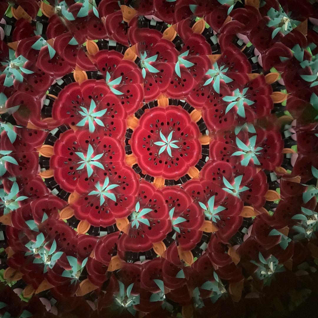 装飾的な紫と緑のガラスアート　万華鏡