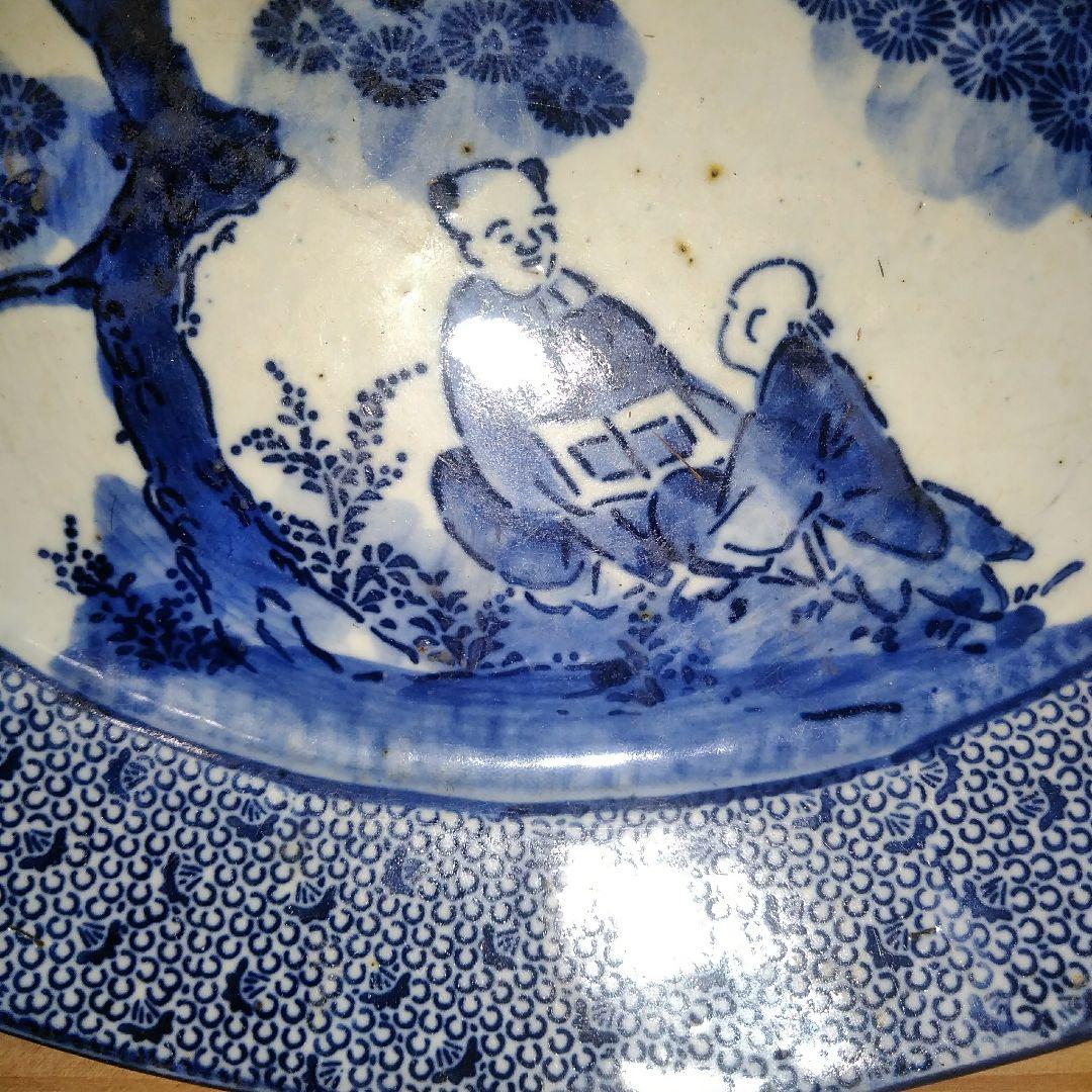 幕末～明治期　古伊万里　染付　見込みに唐人図　微塵唐草文　山水人物図　24cm