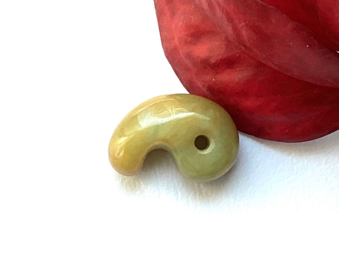 超極上レア物✳一番数少ない幻の幸運の黄色‼️ 糸魚川翡翠勾玉ガラス質　鑑別書取得品