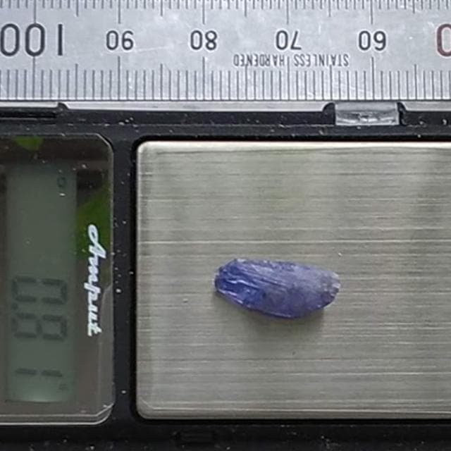 0.81g　タンザナイト　憧れの多色性　鉱物標本　ゾイサイト　原石