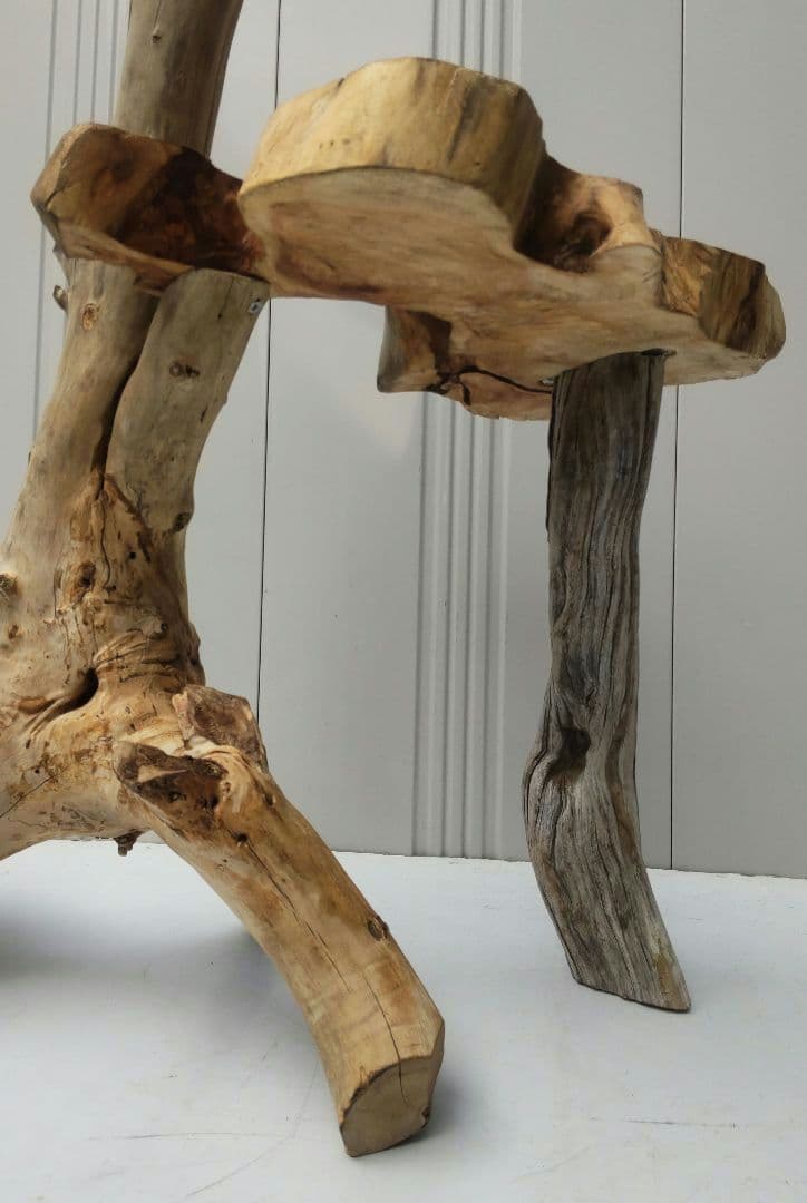 流木を使った天然素材のキャットタワー