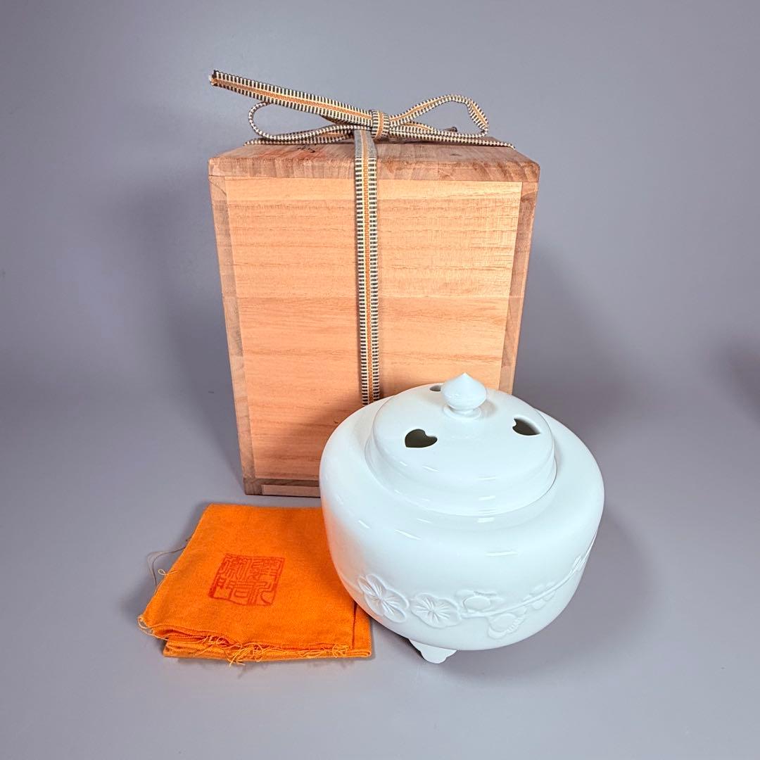 奥川俊右衛門　白磁梅彫文三つ足香炉　共箱　共布　初代奥川忠右衛門に師事　究極白磁