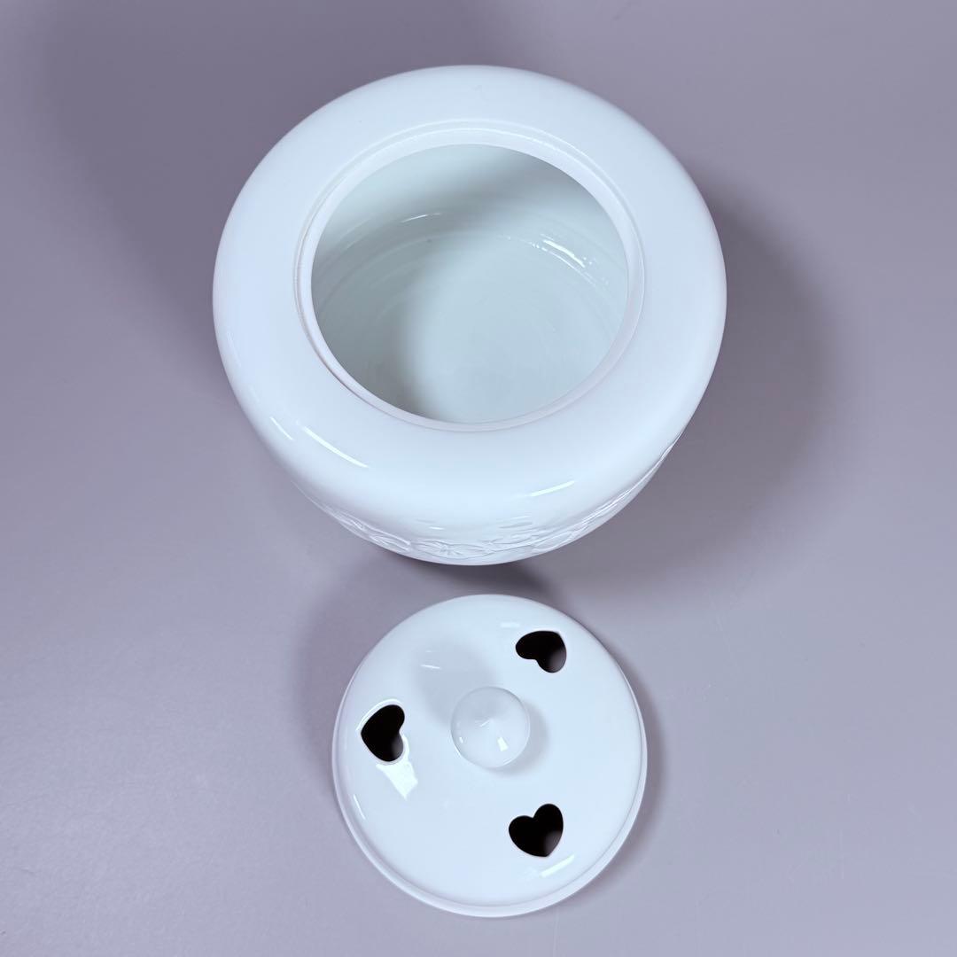 奥川俊右衛門　白磁梅彫文三つ足香炉　共箱　共布　初代奥川忠右衛門に師事　究極白磁