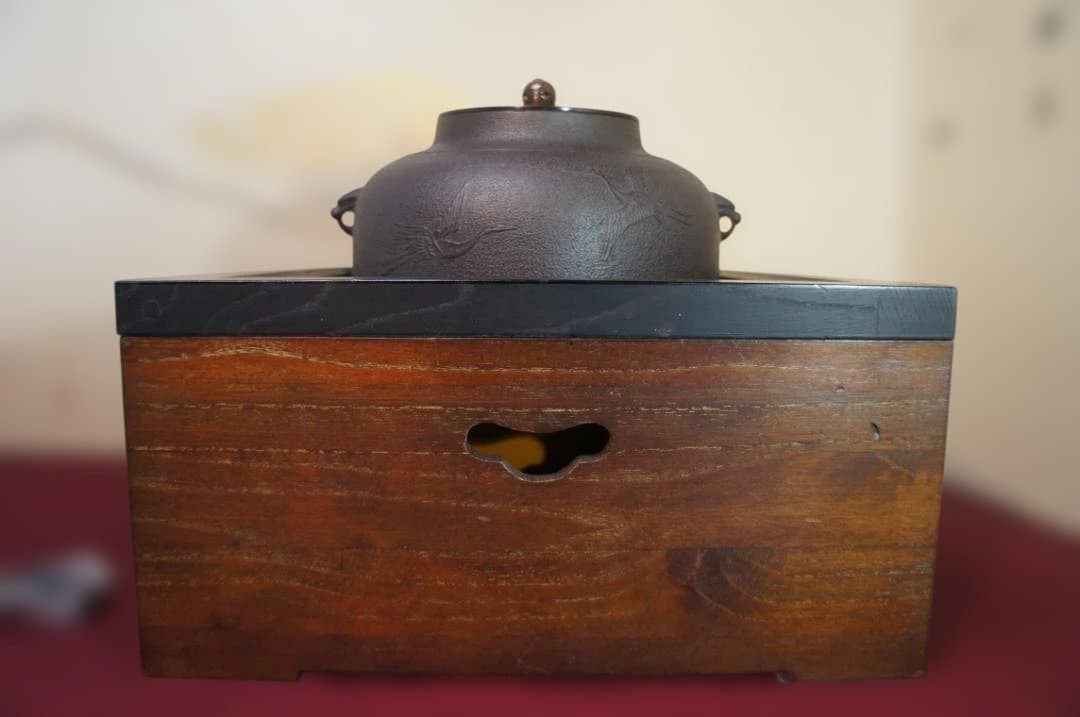 ☆本桐桑色置炉 在銘 真形釜 釜鐶 置炉用600w炭型電熱器 送料込み