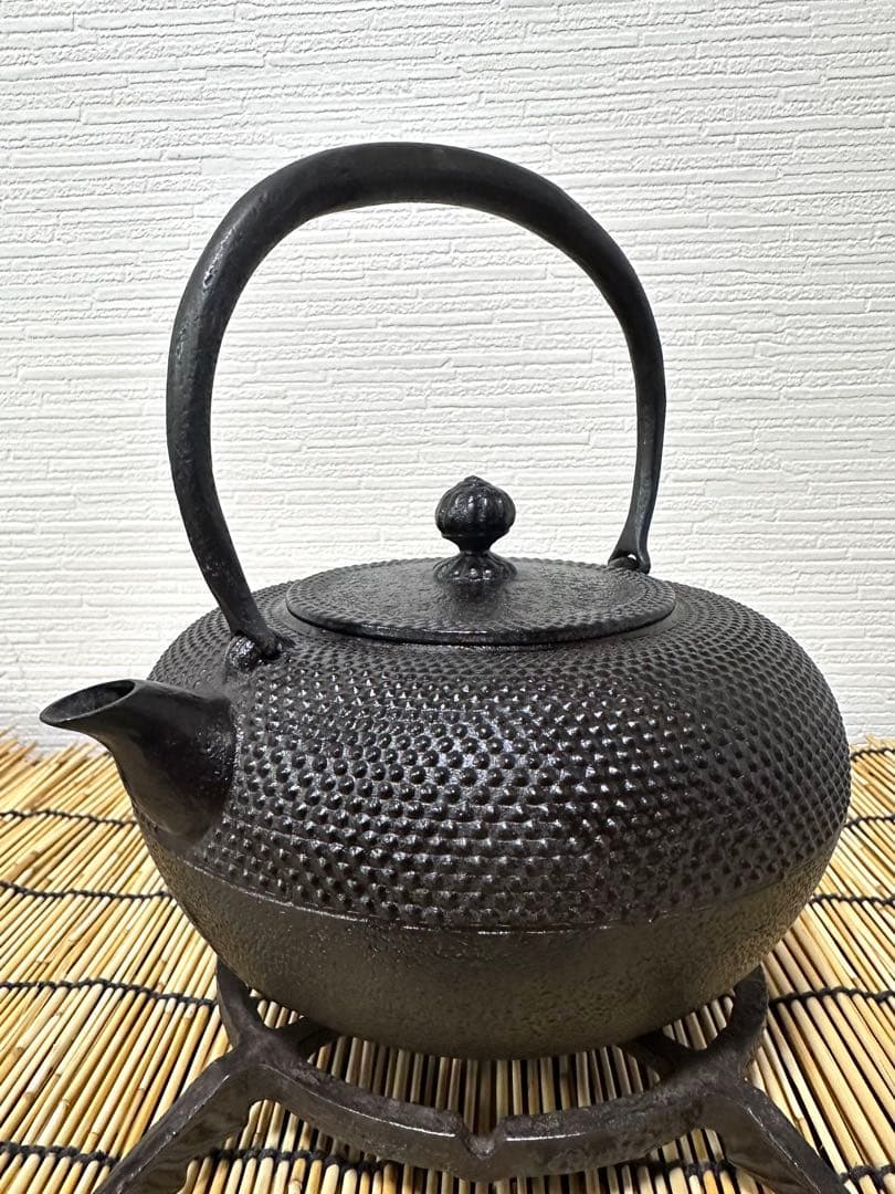未使用品、栞、一級品合格証貼付　南部三厳堂名人東仙作　南部鉄瓶　南部鉄器　鉄瓶