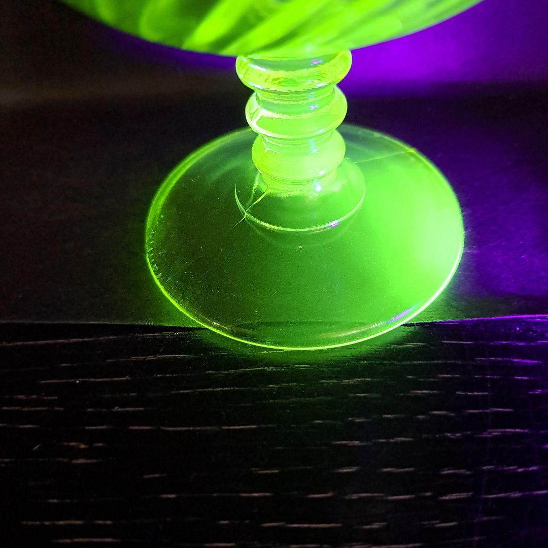 ウランガラス　USA　極上カナリアンイエロー　菊型ひねり切子　デザ―トカップ