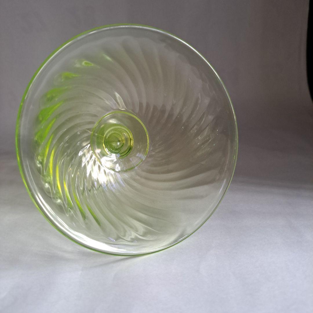 ウランガラス　USA　極上カナリアンイエロー　菊型ひねり切子　デザ―トカップ