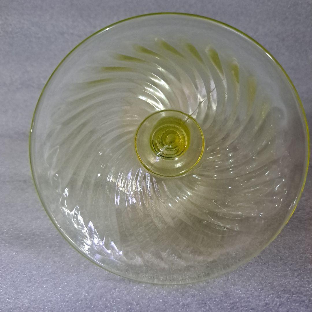 ウランガラス　USA　極上カナリアンイエロー　菊型ひねり切子　デザ―トカップ