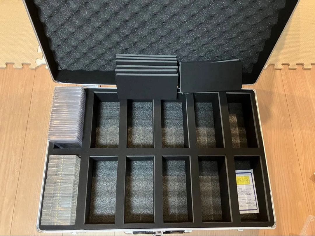 アタッシュケース　トレーディングカード