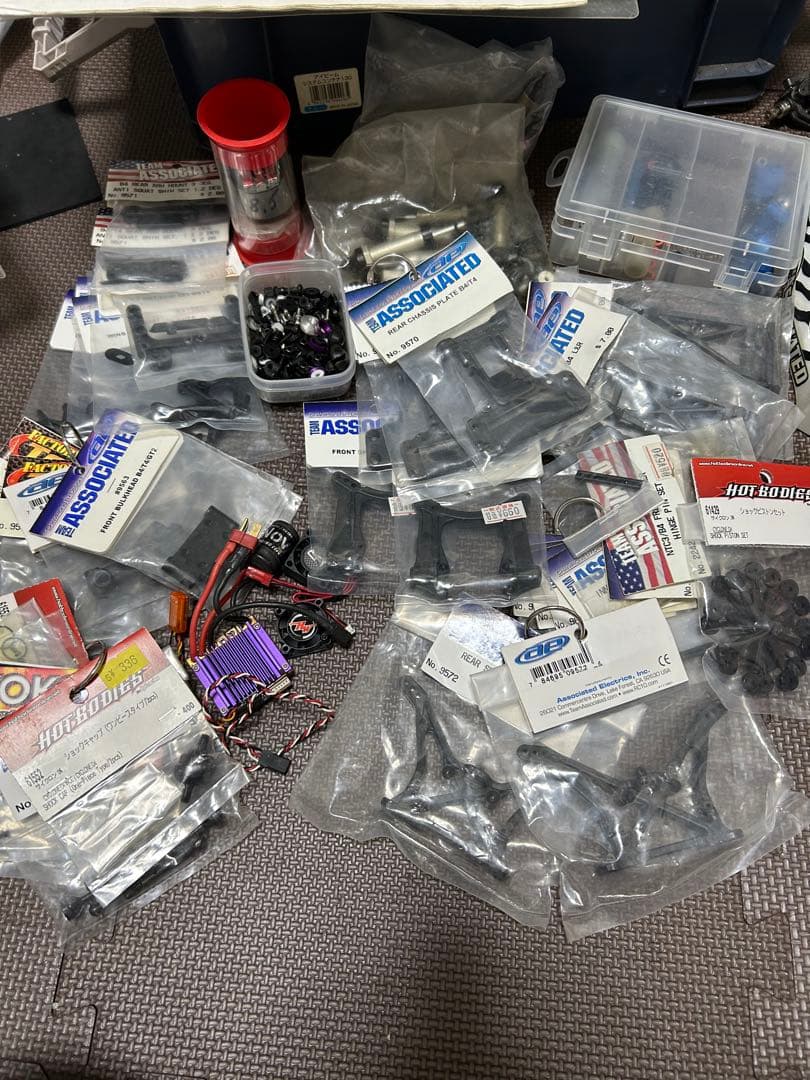 セールASSOCIATED 車体 入手困難新品付属品多数スペアボディ