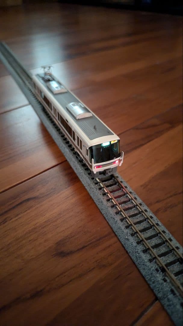 221系リニューアル車と225系新快速(4両2セット) 連休値下げです。