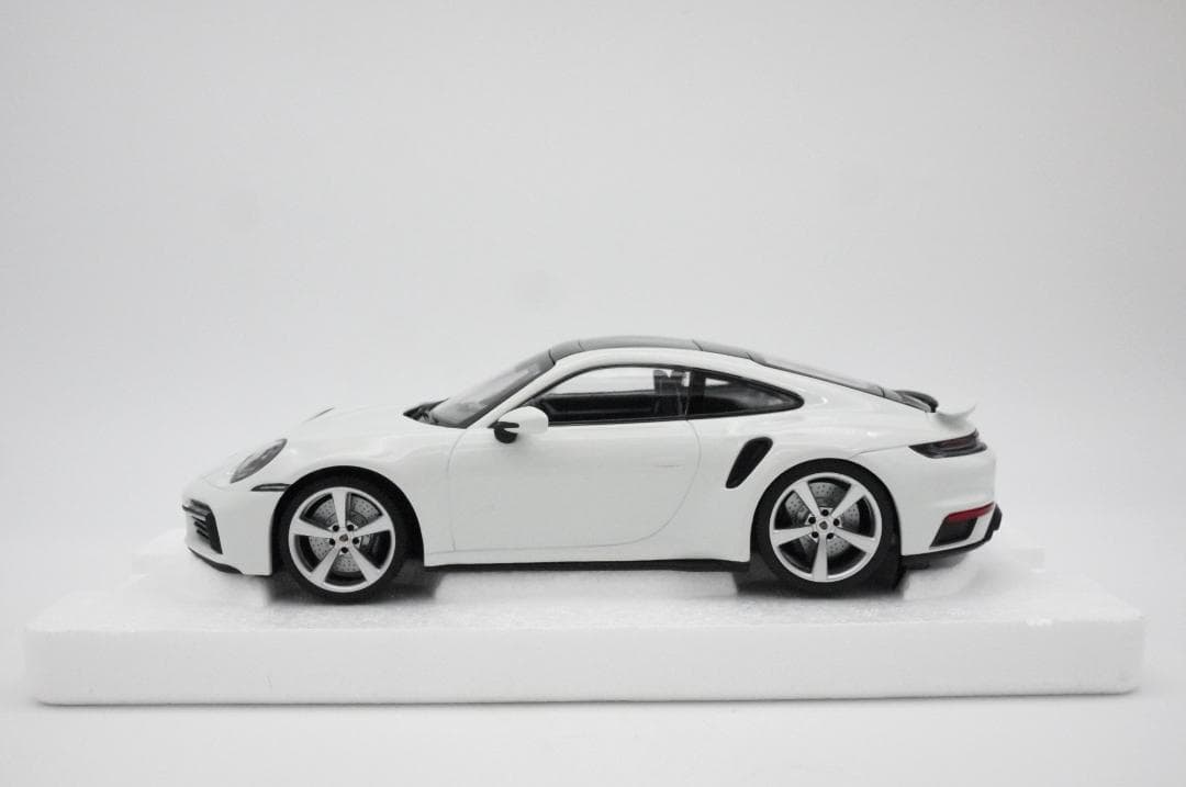 1/18 ポルシェ 911 (992) ターボ S ホワイト PMA