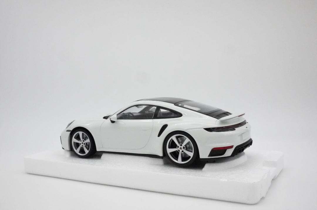 1/18 ポルシェ 911 (992) ターボ S ホワイト PMA