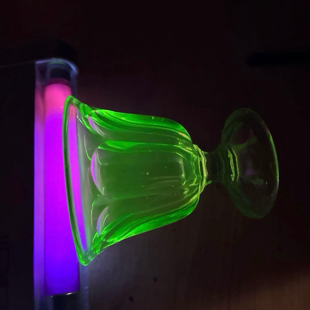 骨董　時代ガラス　若草色　プレスガラス　希少ラッパ型　菊割底　氷コップ　ウラン