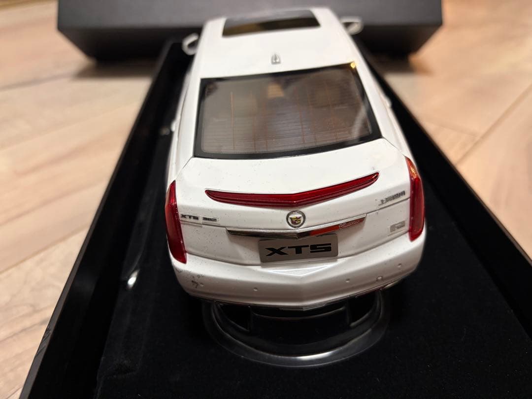 【希少】キャデラックXTSホワイト　1/18 モデル