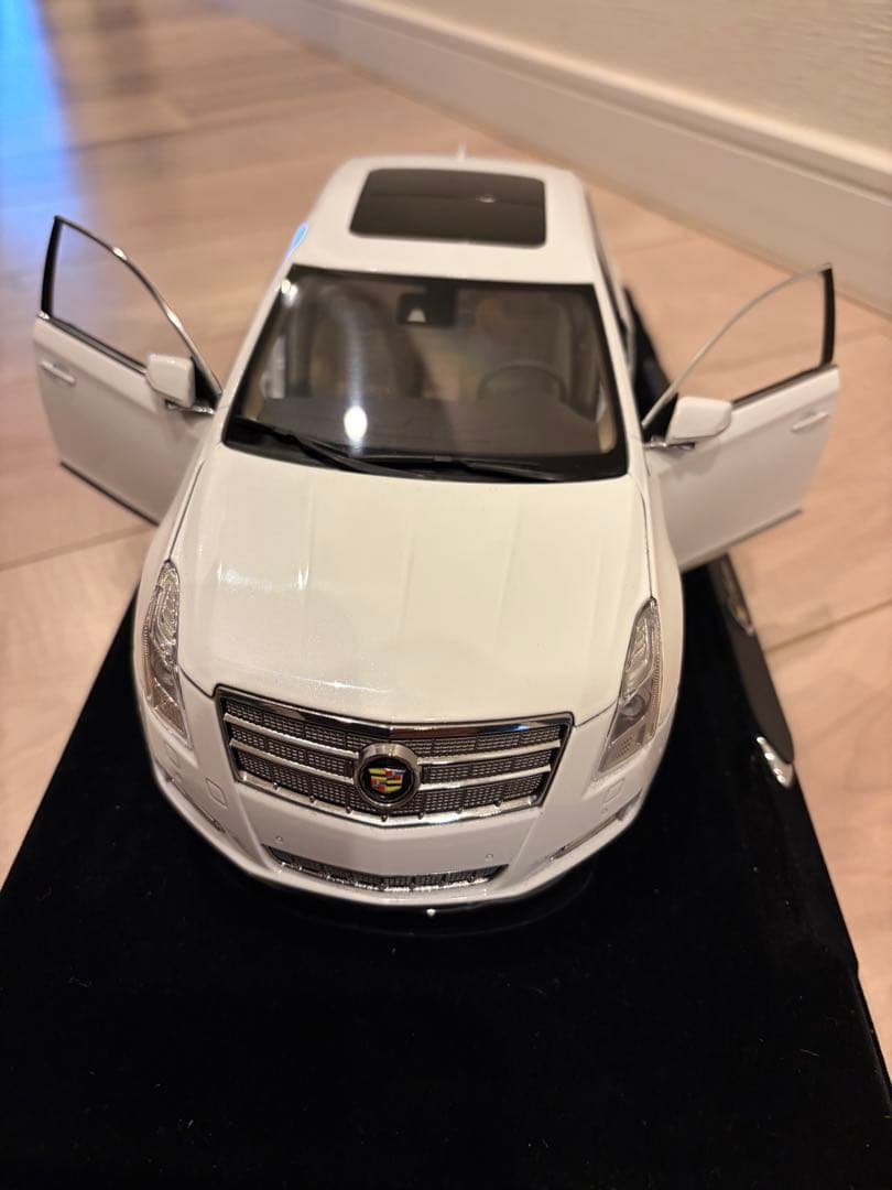 【希少】キャデラックXTSホワイト　1/18 モデル
