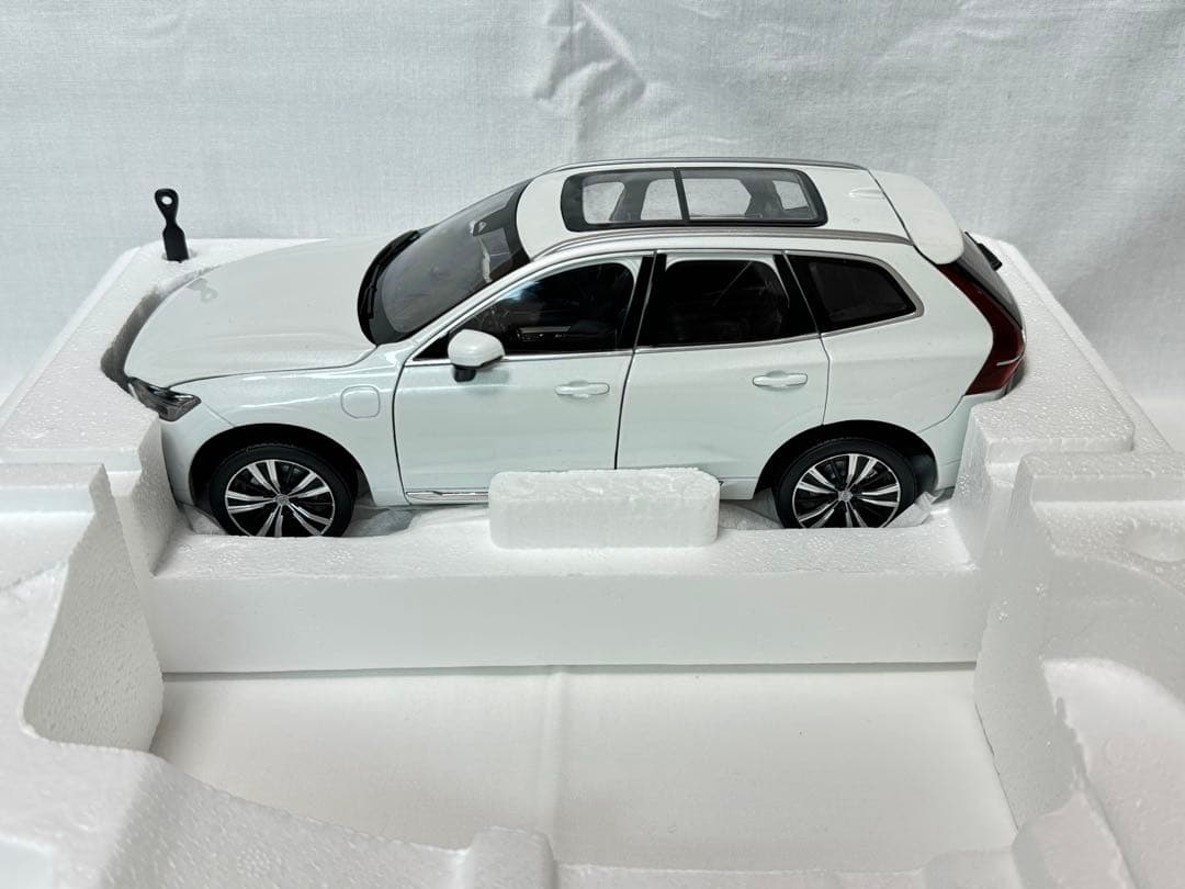 ボルボ XC60 1/18スケールミニカー