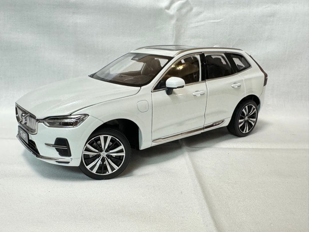 ボルボ XC60 1/18スケールミニカー