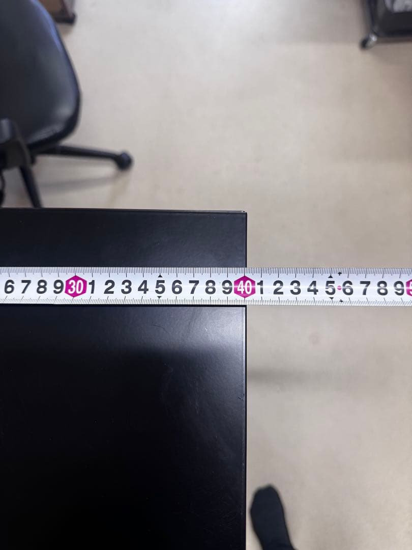 黒いキャビネット 3段棚付き