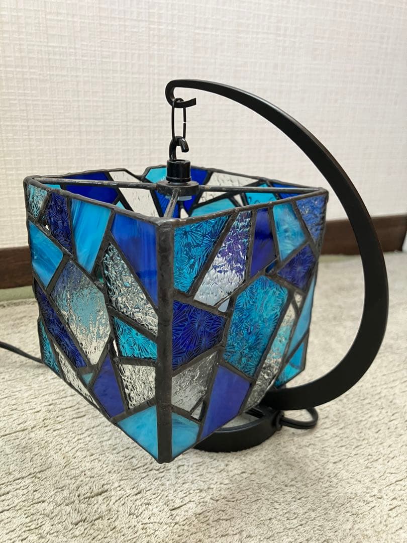 ステンドグラス、青のモザイクランプ