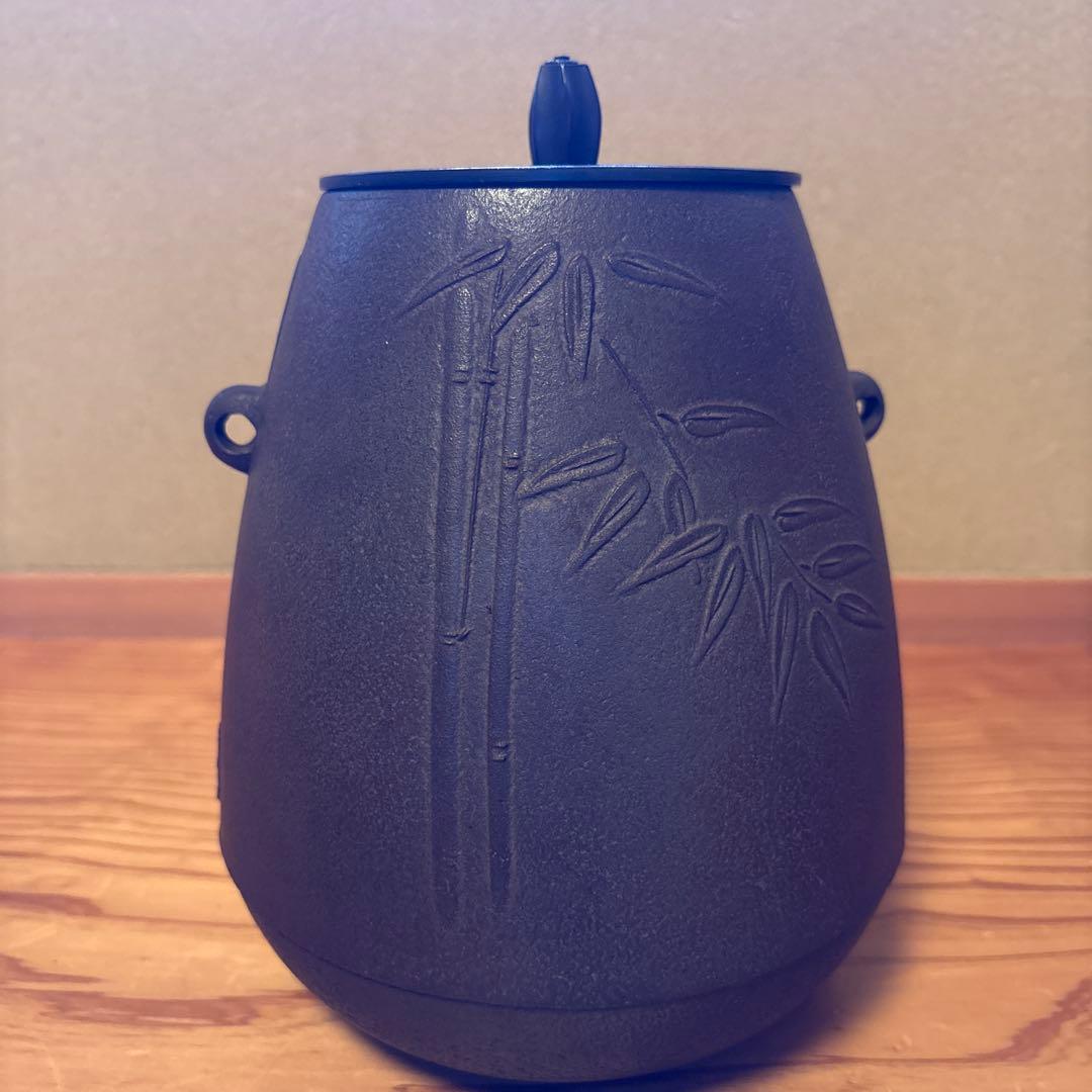 兎鐶付竹地紋釜　　敬典造