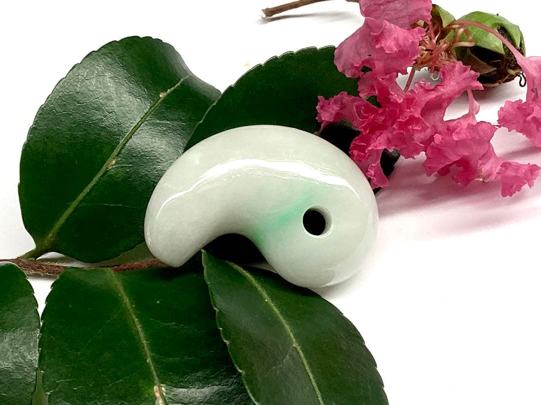 ✳業者様へ‼️premiumシリーズ　糸魚川翡翠勾玉　鑑別書無しの最安値　本物を‼️