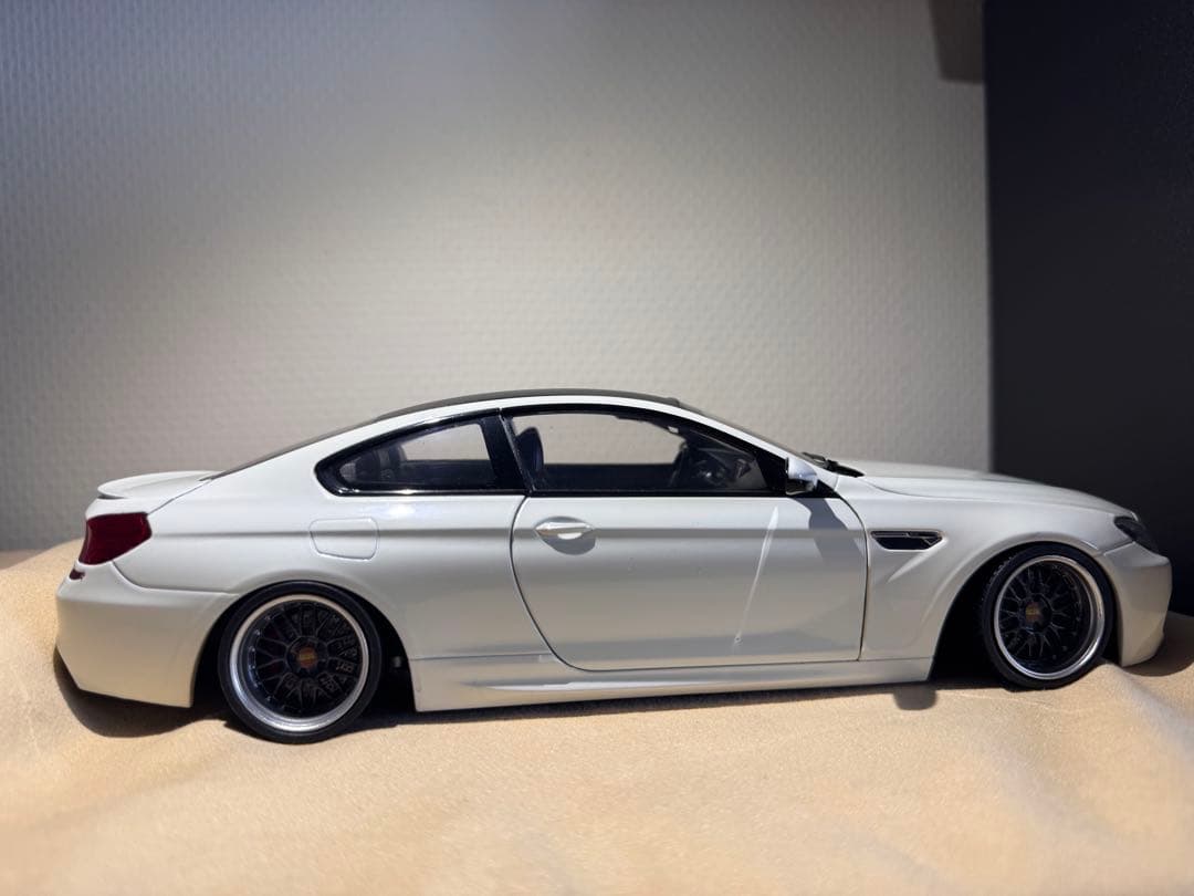  M6 ホワイト ミニカー
