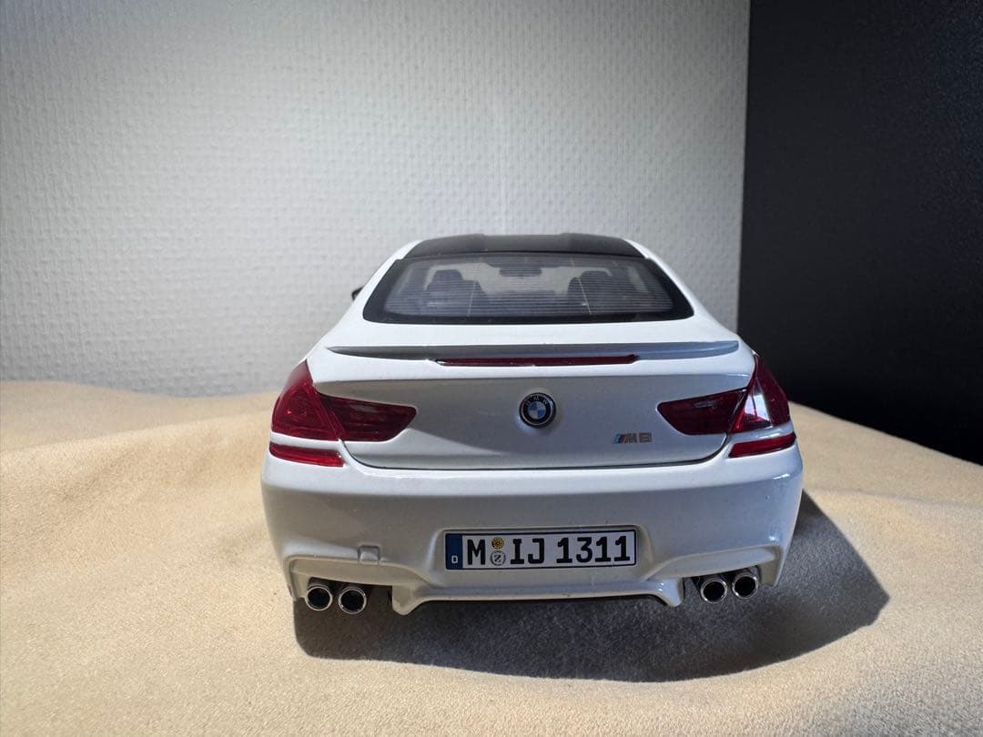  M6 ホワイト ミニカー