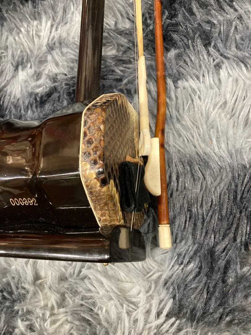 B0301)二胡★中古品★音などを確認済み★ヘビ皮　初心者用