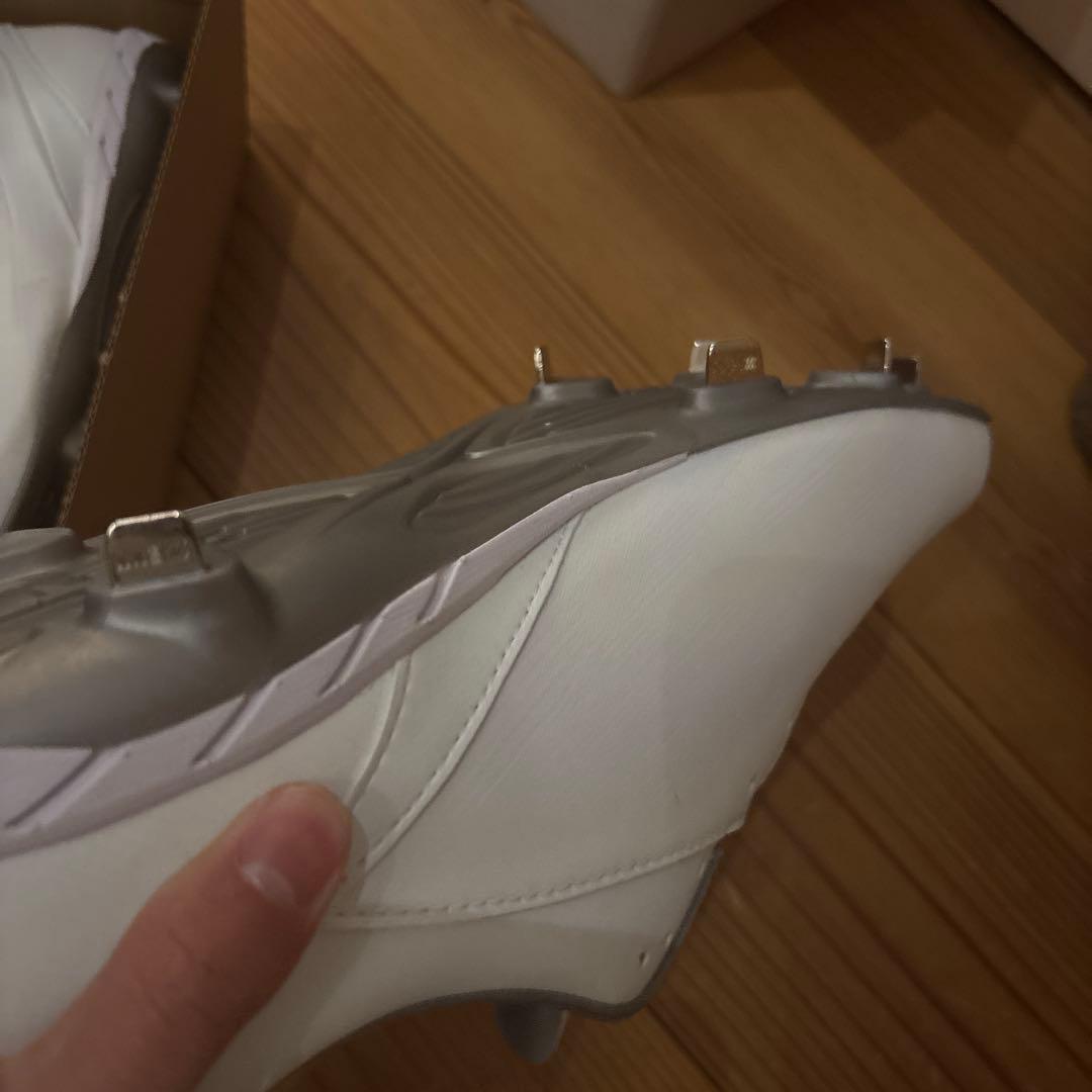 ホワイト金属スパイクシューズ 合成皮革　中学・高校生用　27cm