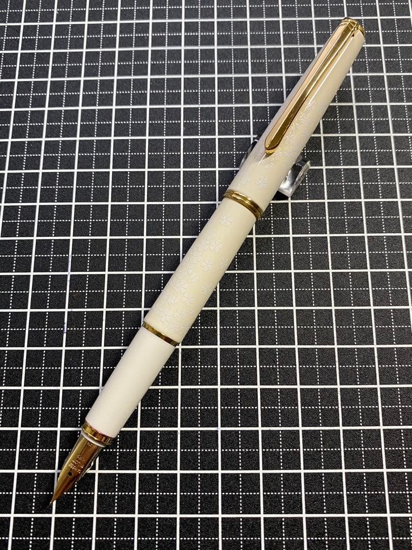 PILOT LADY WHITE SAKURA 万年筆　字幅F