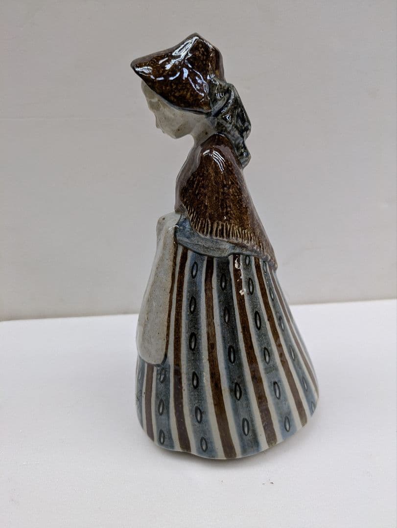 ビング＆グロンダールの大きなヴィンテージ磁器の置物 - 民族衣装を着た女性