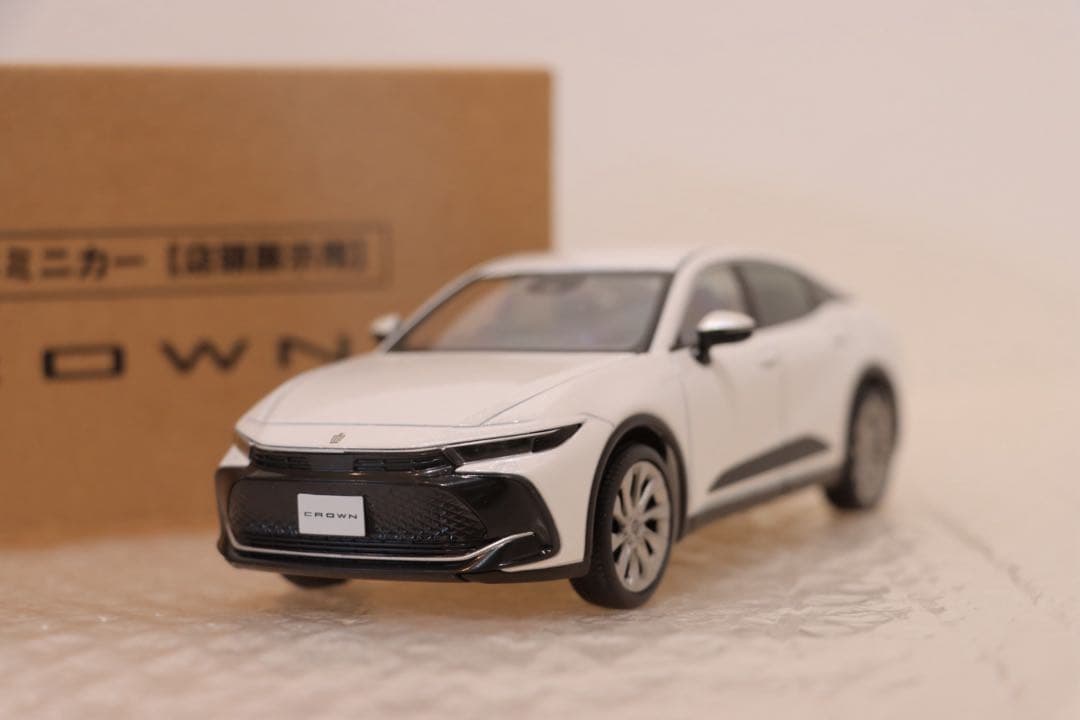 クラウン　SUV カラーサンプルミニカー　非売品　プレシャスホワイトパール