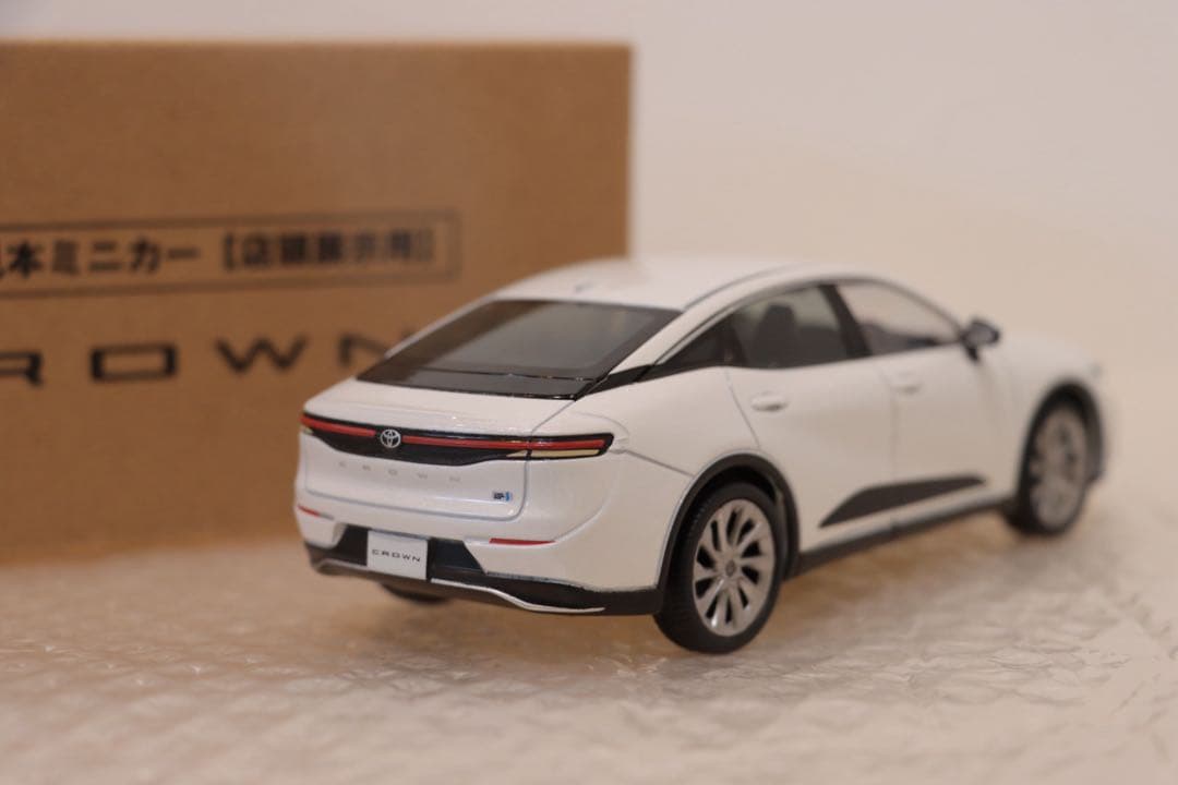 クラウン　SUV カラーサンプルミニカー　非売品　プレシャスホワイトパール
