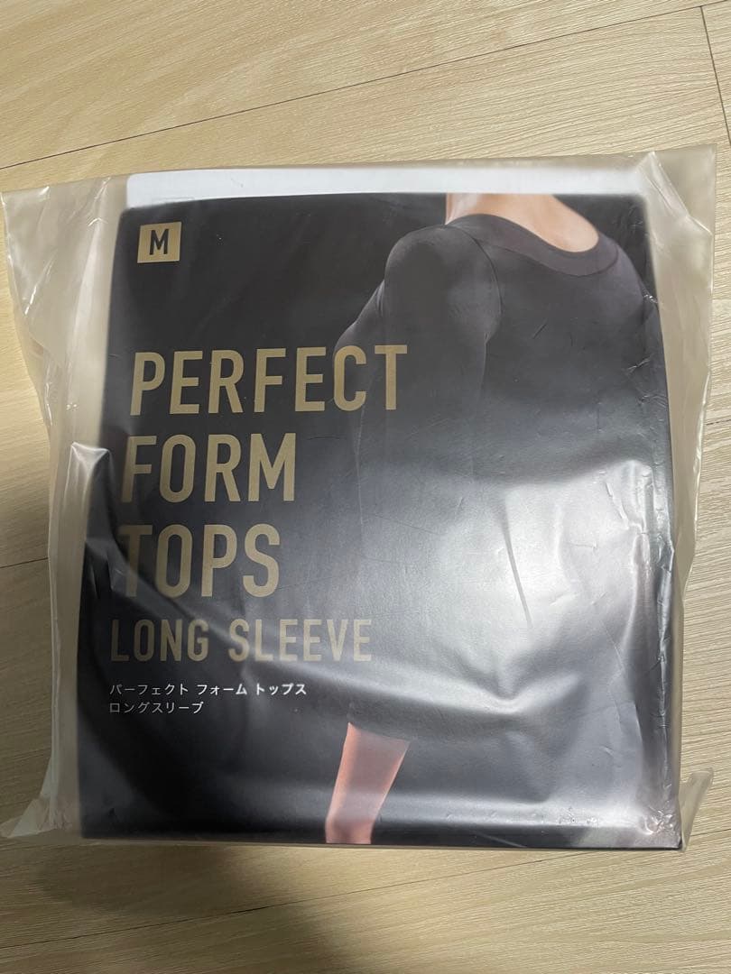 新品未開封　パーフェクトフォームトップス＆レギンスセット Mサイズ