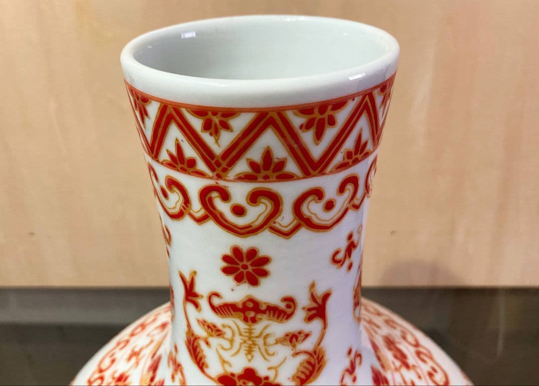 赤絵金彩文 花瓶 「乾隆年製」●華やかな赤絵金彩絵付け 高さ35cm ●