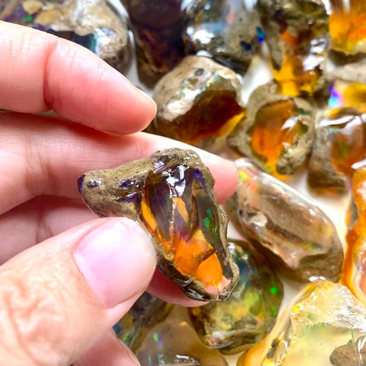 オレンジオパール原石65ct三角形の母岩が可愛い/美遊色