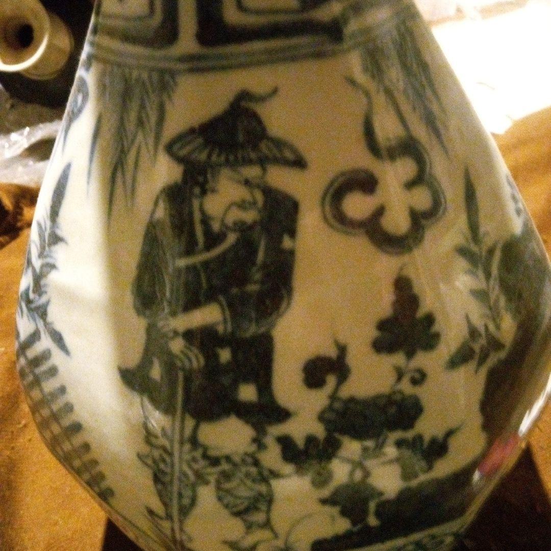 中国陶磁器　元染付　青白磁の花瓶 人物と植物の絵柄