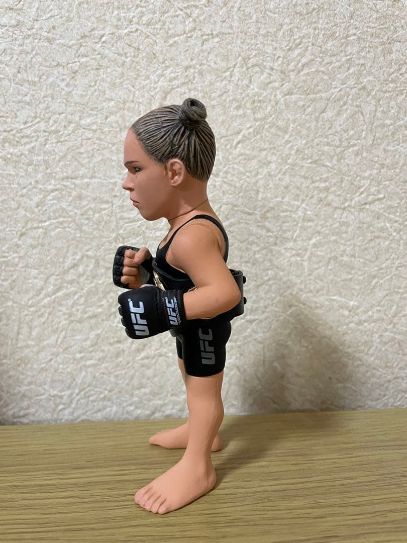 UFCフィギュア　ロンダラヴジー　チャンピオンベルト付き
