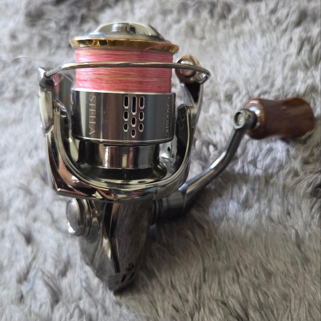 シマノ　18ステラ C2500SHG ウッドハンドルノブ付き