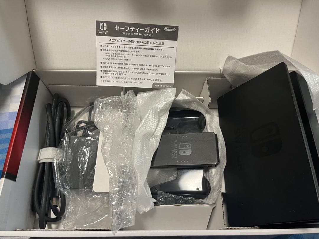 Nintendo Switch 本体 / joy-conストラップのみ欠品