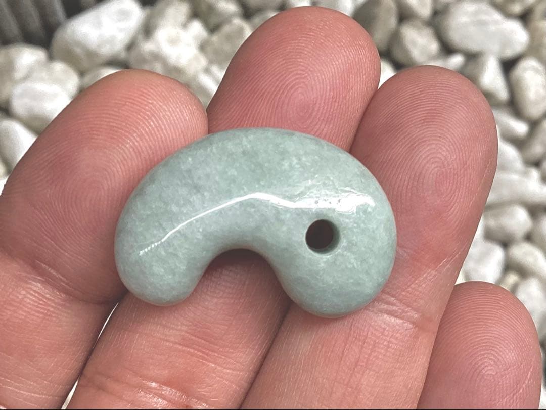✳綺麗な肌目の勾玉を‼️ 糸魚川翡翠本物硬玉‼️ お身近の守護石*お守りに　鑑別書付