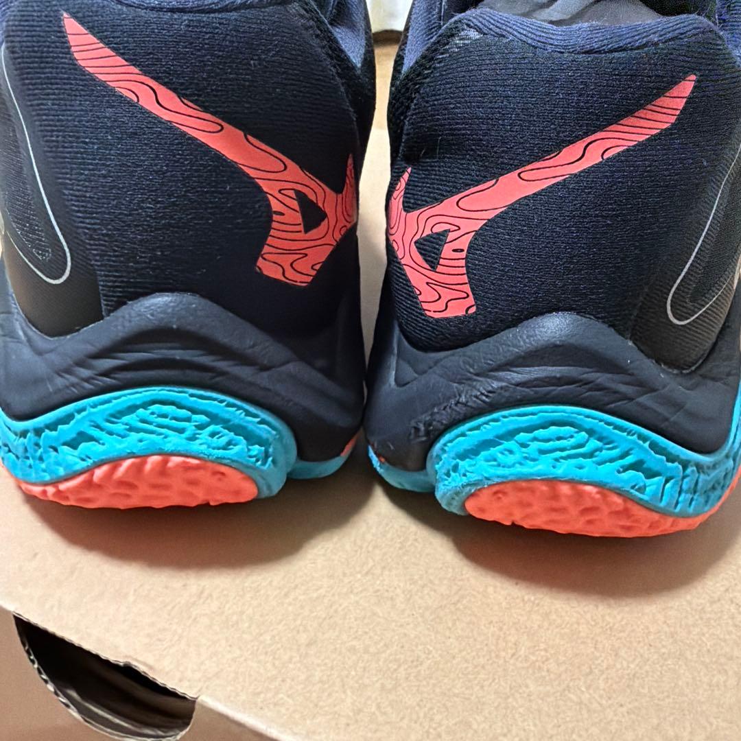 限定カラーMizuno ウェーブライトニングZ8 27.5センチ