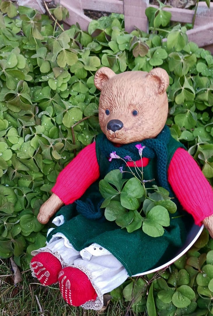 英国　ロンドンの　ASQUTTHSのテディベアとC,R,Hインターのテデイー